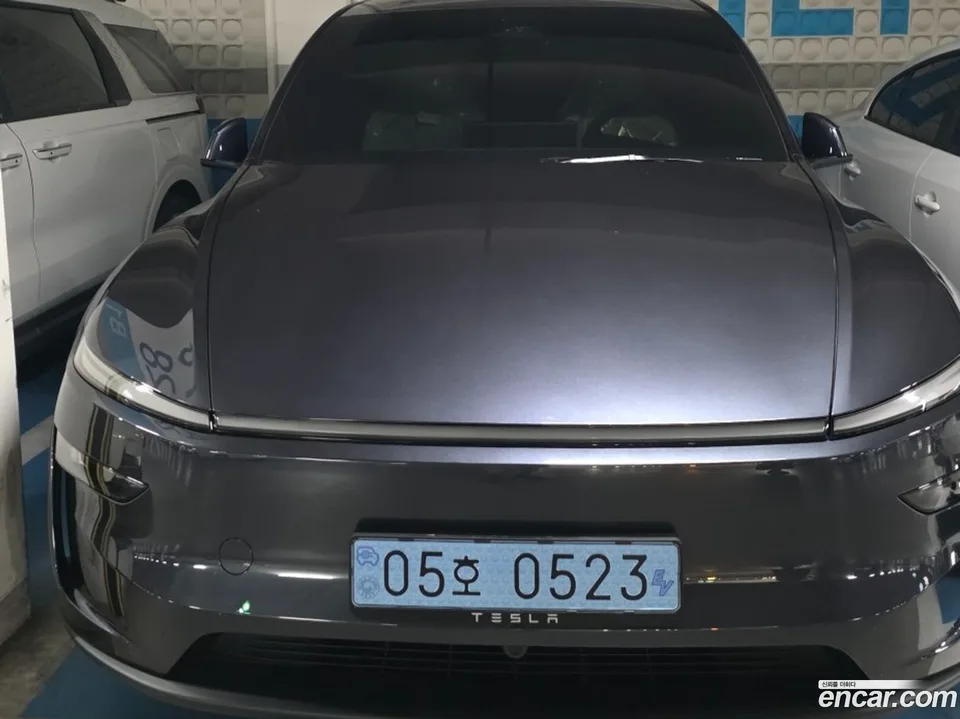 Tesla Model Y L AWD 2026 — photo 1, buy with delivery to Moscow