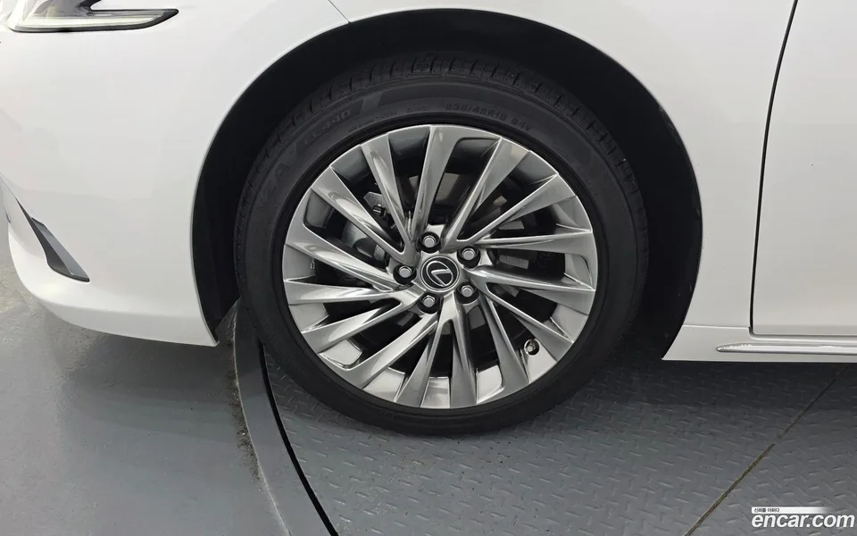 Lexus ES 300h 2025 — thumbnail 5