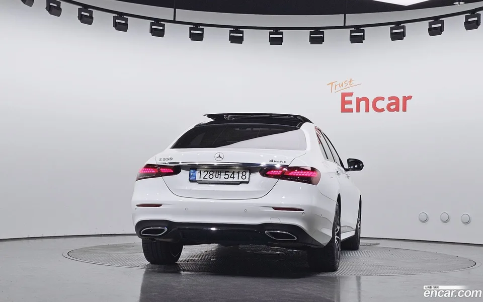 Mercedes-Benz E-Class E350 4MATIC AMG Line 2023 — thumbnail 4