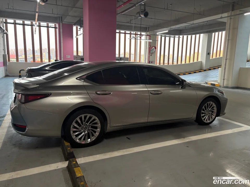 Lexus ES 300h 2022 — thumbnail 4