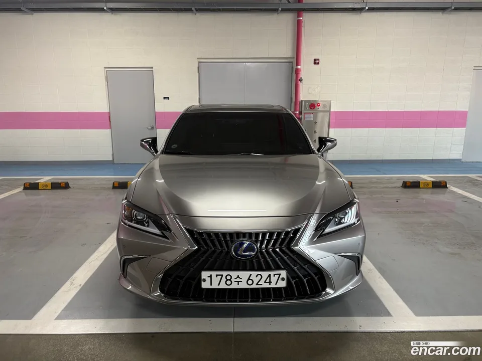 Lexus ES 300h 2022 — photo 1, buy with delivery to Moscow