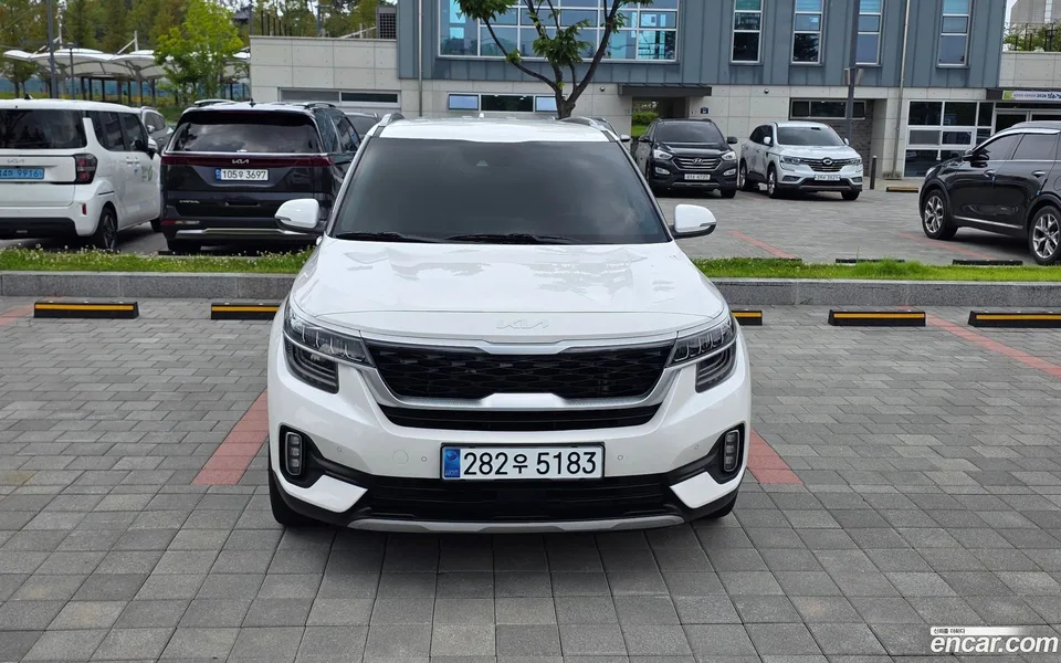 Kia Seltos 1.6 2WD 2022 — photo 1, buy with delivery to Moscow