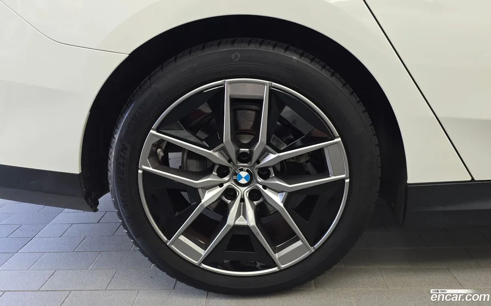 BMW 5 Series 530i xDrive 2023 — thumbnail 2