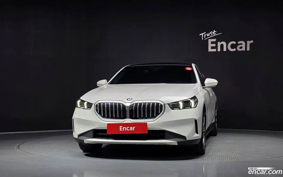 BMW 5 Series 530i xDrive 2023 — thumbnail 3