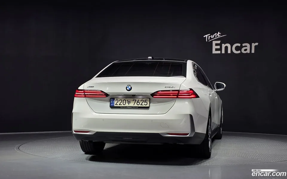 BMW 5 Series 530i xDrive 2023 — thumbnail 4