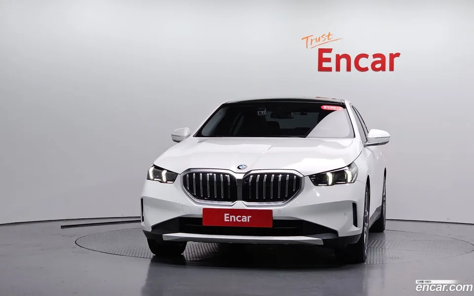 BMW 5 Series 520i 2023 — thumbnail 3