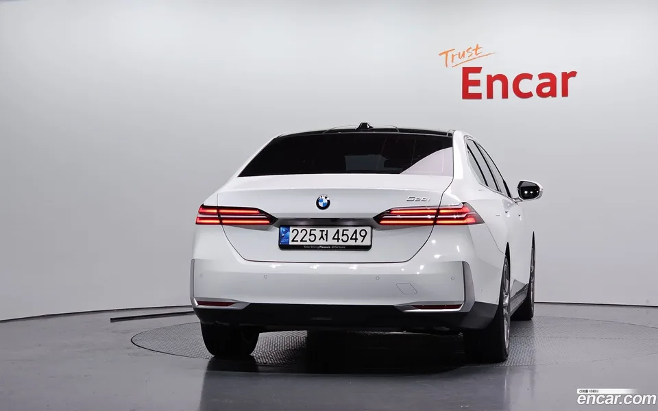 BMW 5 Series 520i 2023 — thumbnail 4
