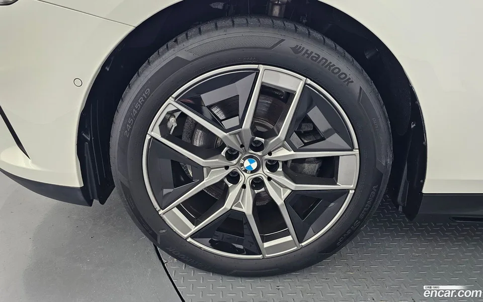 BMW 5 Series 520i 2023 — thumbnail 5