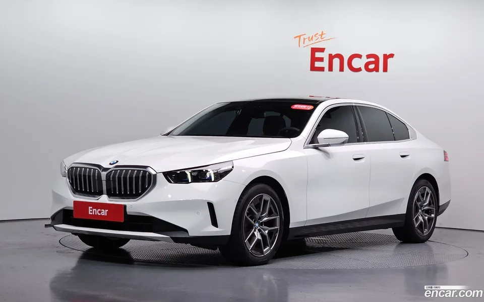BMW 5 Series 520i 2023 — photo 1, buy with delivery to Moscow