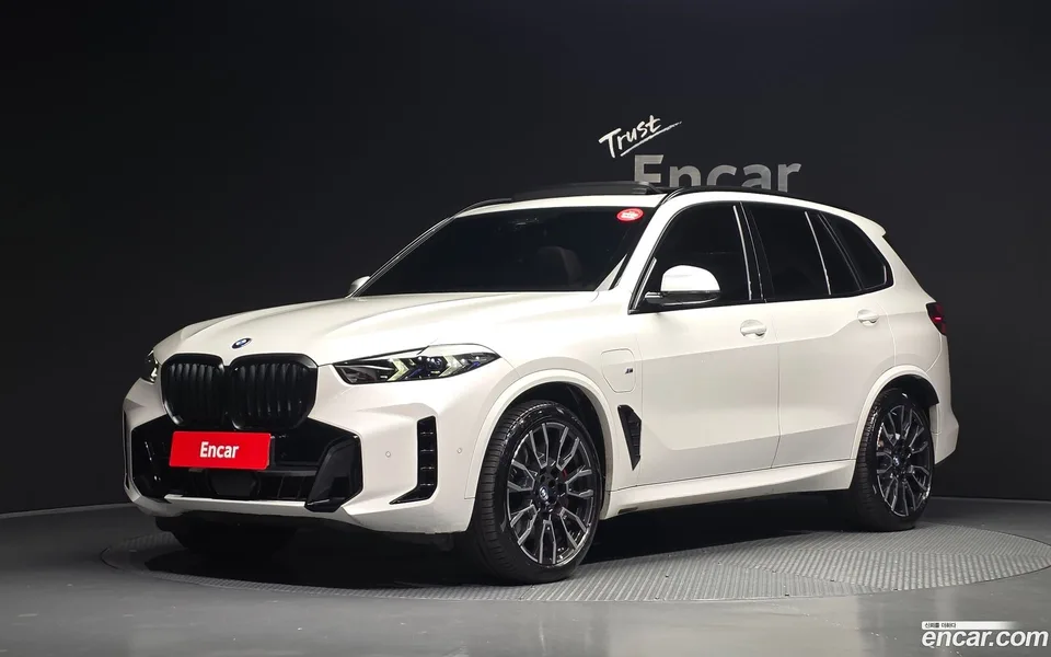 BMW X5 xDrive 50e M 2023 — photo 1, buy with delivery to Moscow