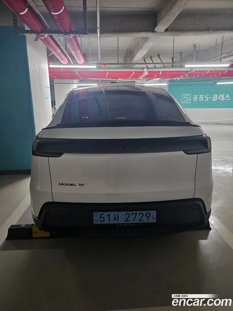 Tesla Model Y L AWD 2026 — thumbnail 3