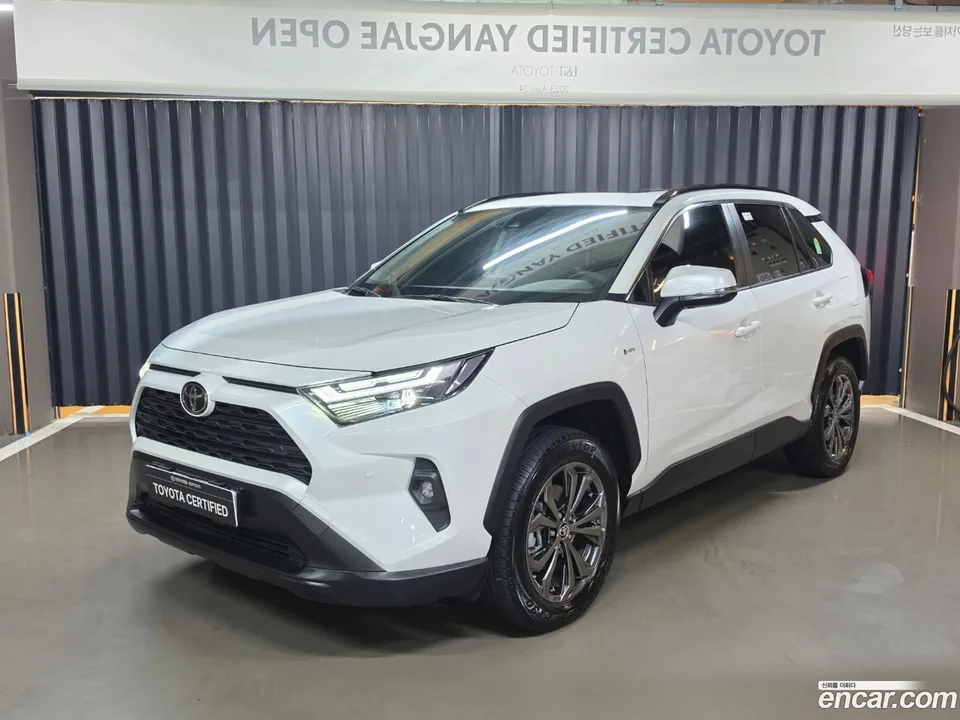 Toyota RAV4 2.5 2WD XLE 2025 — photo 1, buy with delivery to Moscow