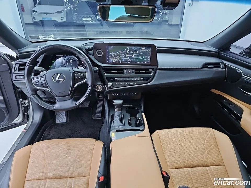Lexus ES 300h 2024 — thumbnail 2
