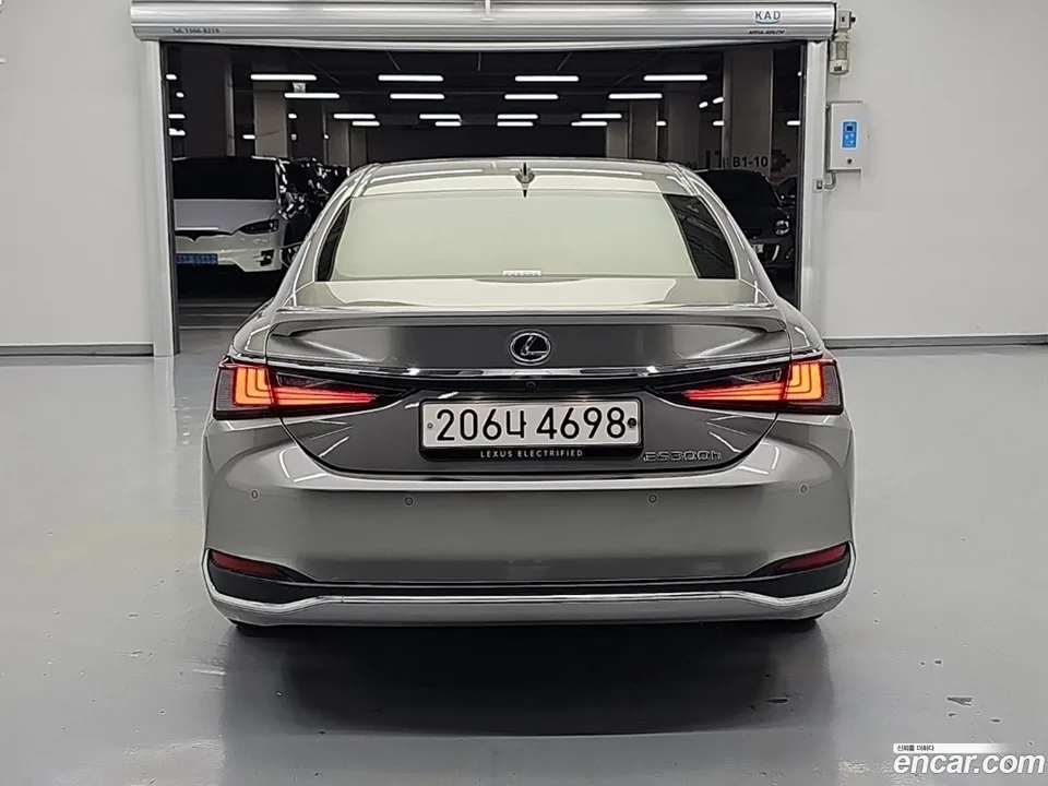 Lexus ES 300h 2024 — thumbnail 4