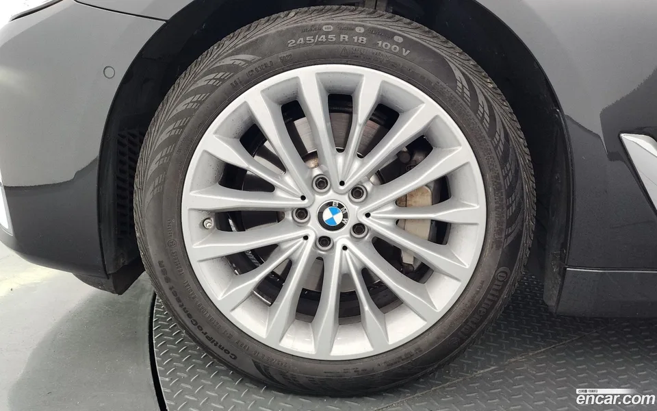 BMW 5 Series 530i 2022 — thumbnail 2
