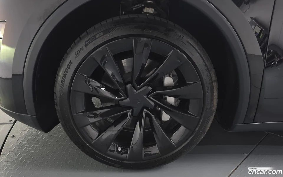 Tesla Model Y AWD 2025 — thumbnail 2