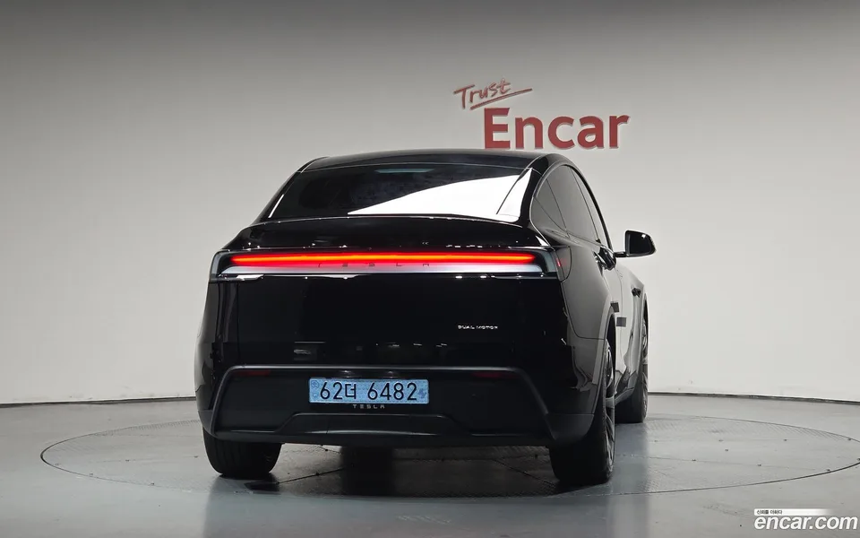 Tesla Model Y AWD 2025 — thumbnail 4