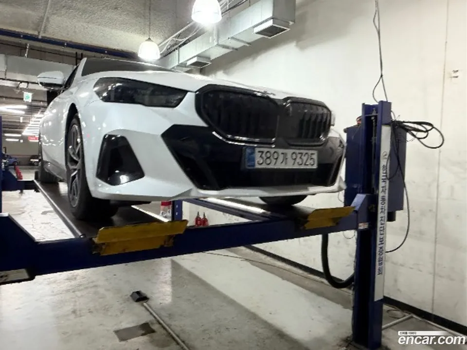 BMW 5 Series 520i 2025 — photo 1, buy with delivery to Moscow