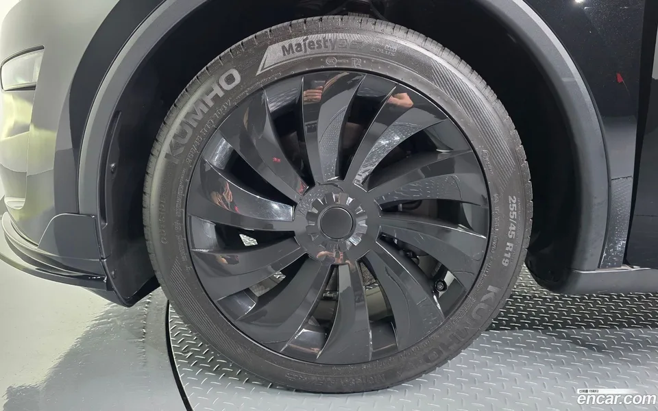 Tesla Model Y RWD 2025 — thumbnail 2