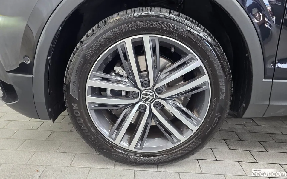 Volkswagen Tiguan Allspace 2.0 TSI 2023 — thumbnail 2