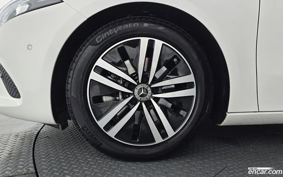Mercedes-Benz A-Class A220 2022 — thumbnail 2