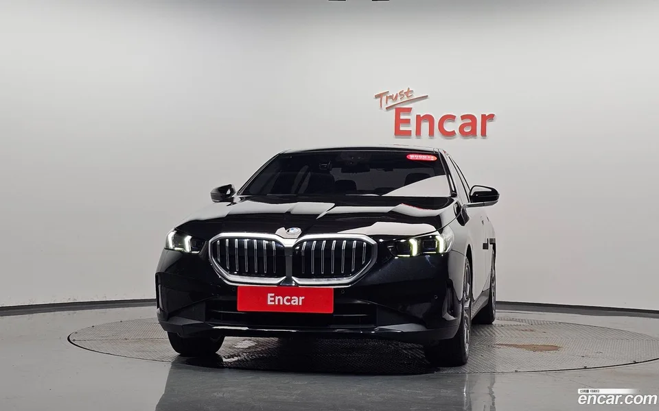 BMW 5 Series 520i 2023 — thumbnail 3