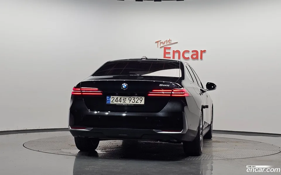 BMW 5 Series 520i 2023 — thumbnail 4