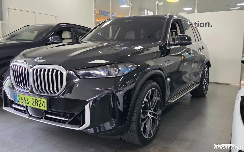 BMW X5 xDrive 50e xLine 2025 — фото 1, купить с доставкой в Москву