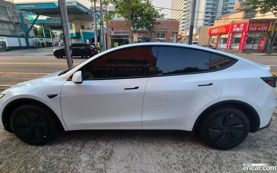 Tesla Model Y RWD 2026 — thumbnail 3