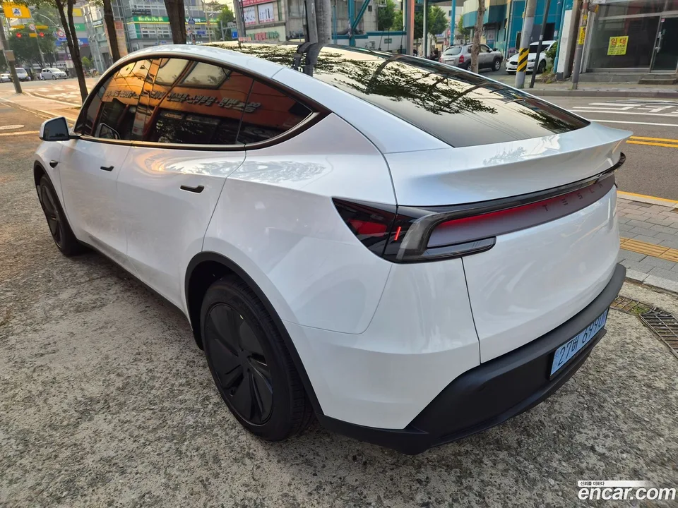 Tesla Model Y RWD 2026 — thumbnail 4