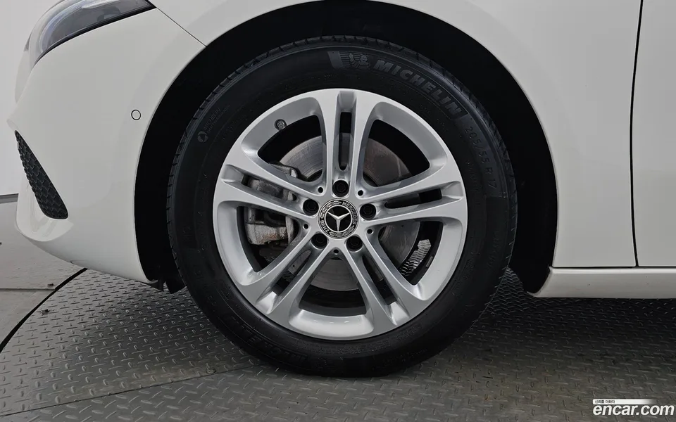 Mercedes-Benz A-Class A220 2024 — thumbnail 2