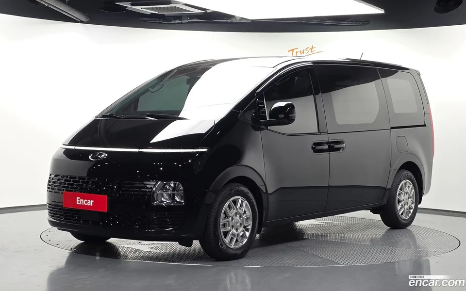 Hyundai Staria 3 2023 — photo 1, buy with delivery to Moscow