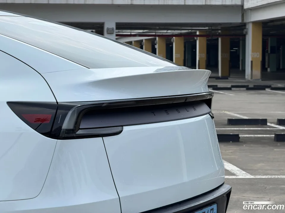 Tesla Model Y RWD 2025 — thumbnail 4