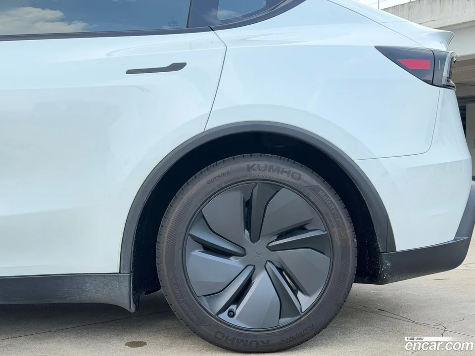 Tesla Model Y RWD 2025 — thumbnail 5