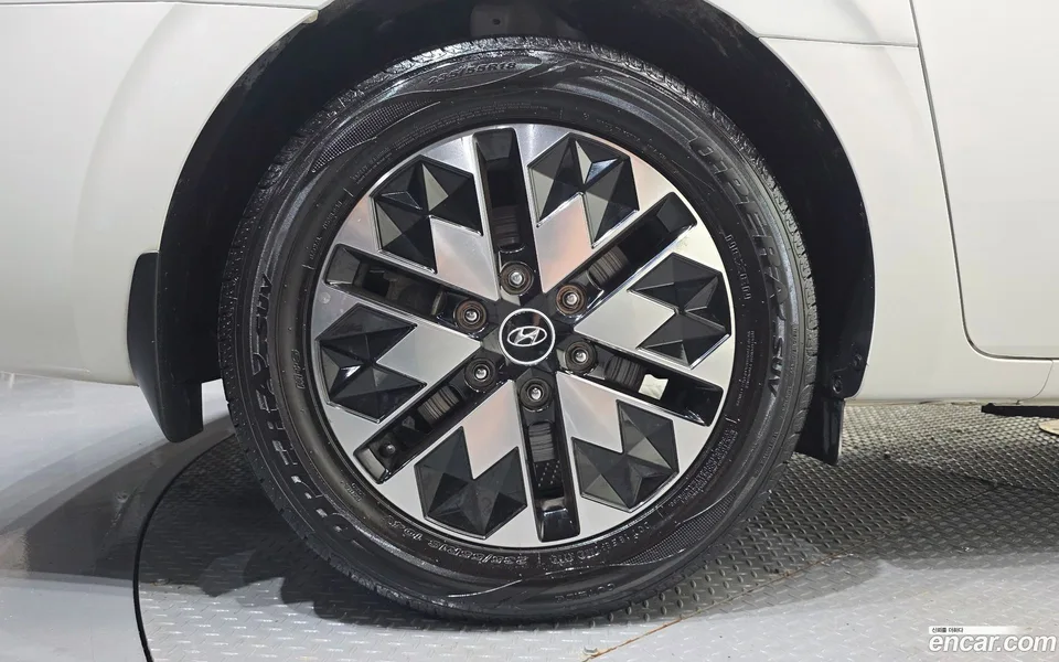 Hyundai Staria 4WD 9 2023 — thumbnail 5