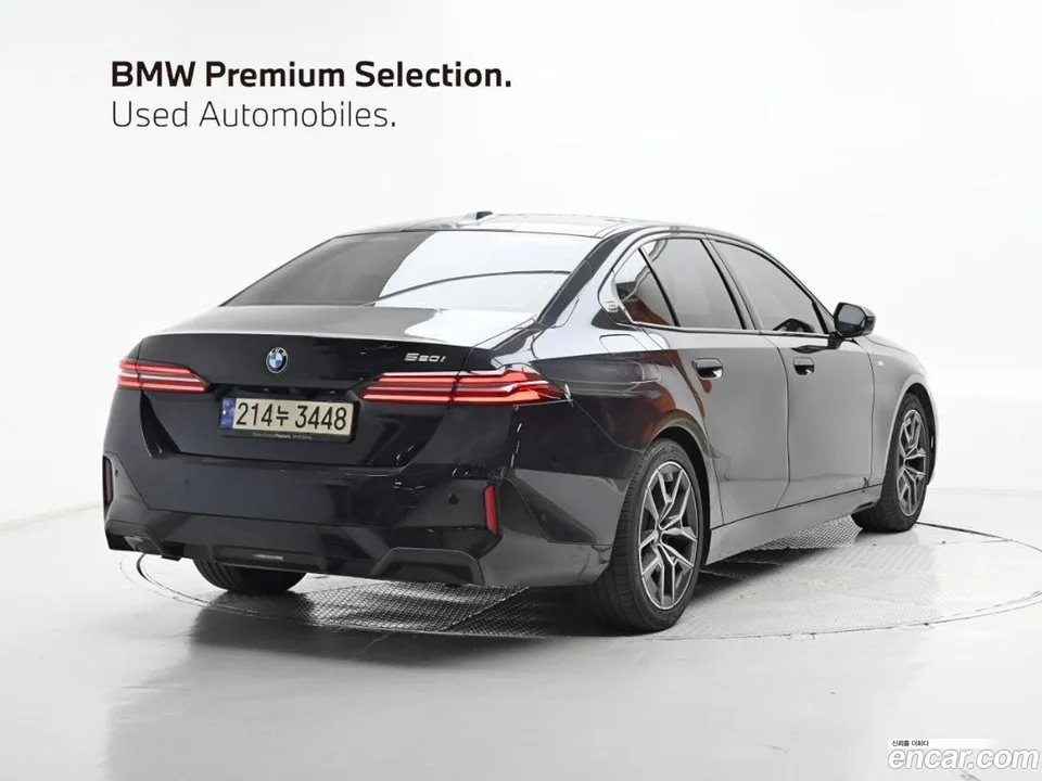 BMW 5 Series 520i M 2023 — thumbnail 2