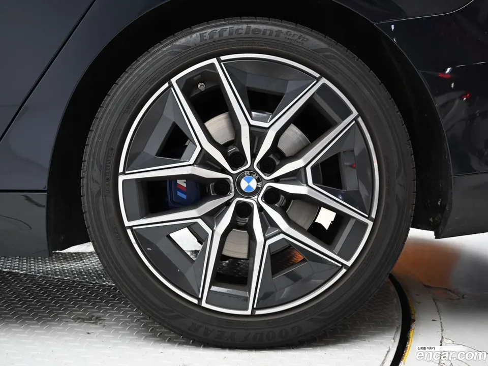 BMW 5 Series 520i M 2023 — thumbnail 5