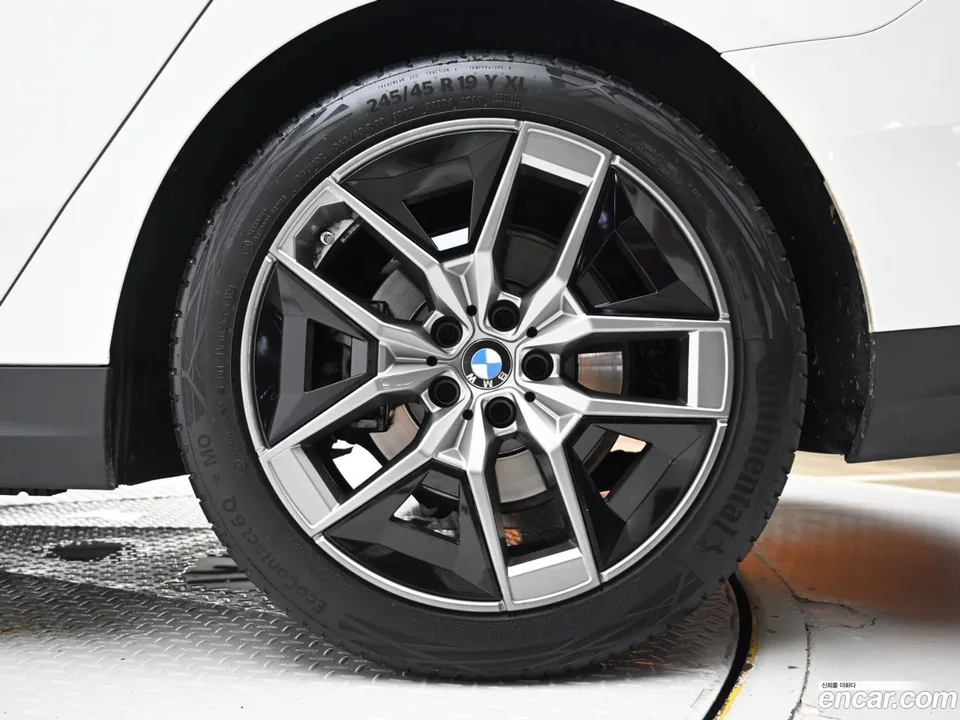 BMW 5 Series 523d 2025 — thumbnail 2