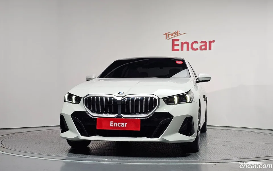 BMW 5 Series 520i M 2024 — thumbnail 3