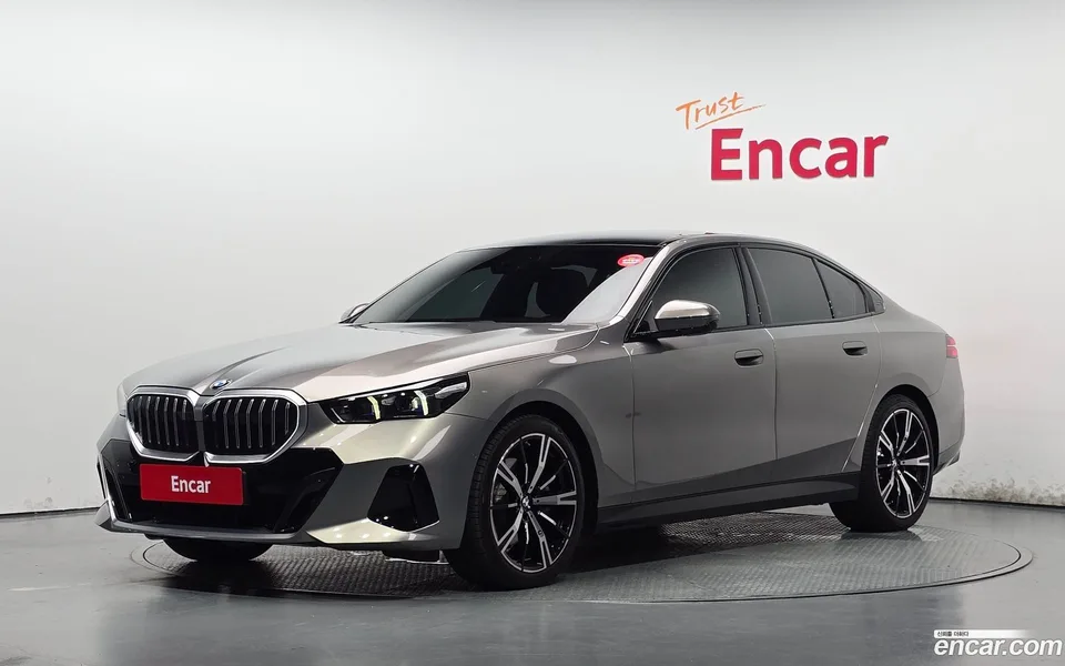 BMW 5 Series 530i xDrive M 2025 — фото 1, купить с доставкой в Москву