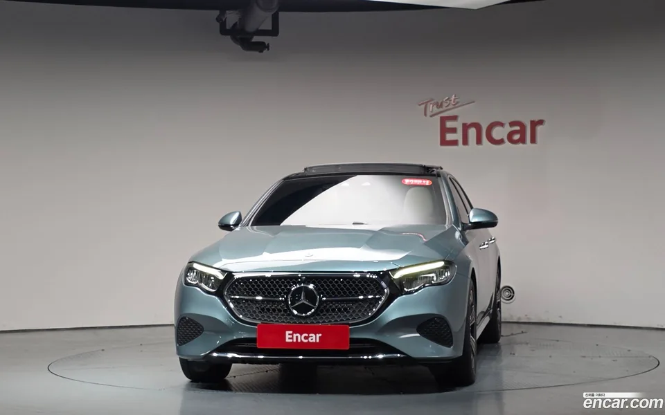 Mercedes-Benz E-Class E200 2025 — thumbnail 3
