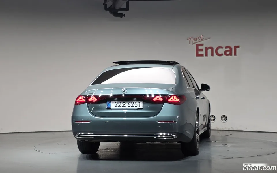 Mercedes-Benz E-Class E200 2025 — thumbnail 4