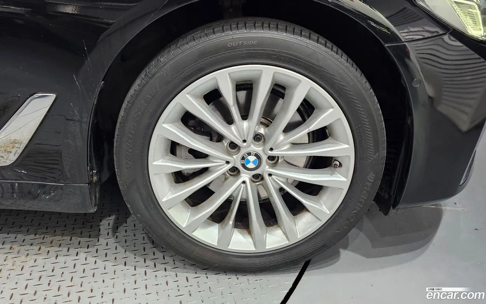 BMW 5 Series 523d xDrive 2023 — thumbnail 2