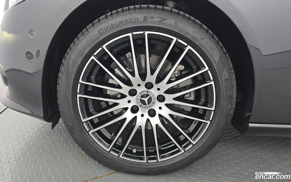 Mercedes-Benz C-Class C200 2025 — thumbnail 2
