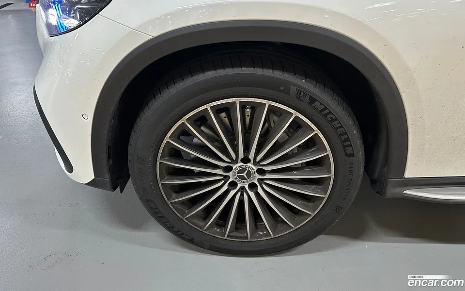 Mercedes-Benz GLC-Class GLC300 4MATIC AMG Line 2025 — thumbnail 2