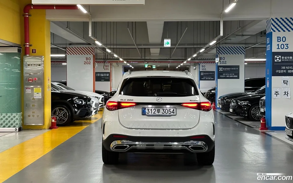 Mercedes-Benz GLC-Class GLC300 4MATIC AMG Line 2025 — thumbnail 3
