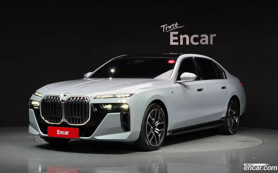 BMW 7 Series 740i sDrive M 2023 — photo 1, buy with delivery to Moscow