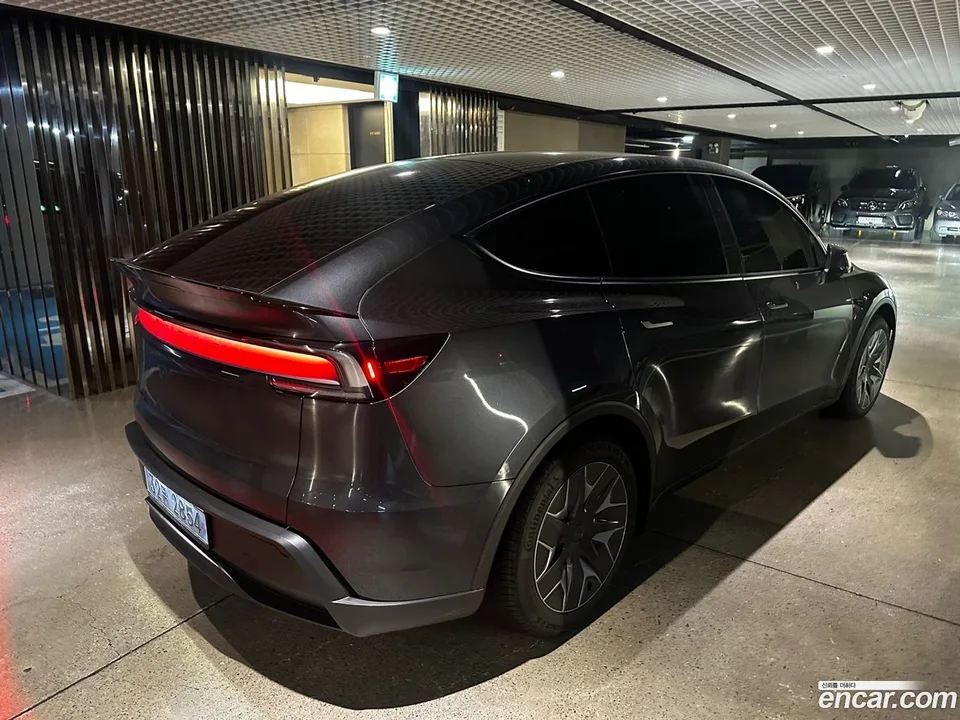 Tesla Model Y L AWD 2026 — thumbnail 4