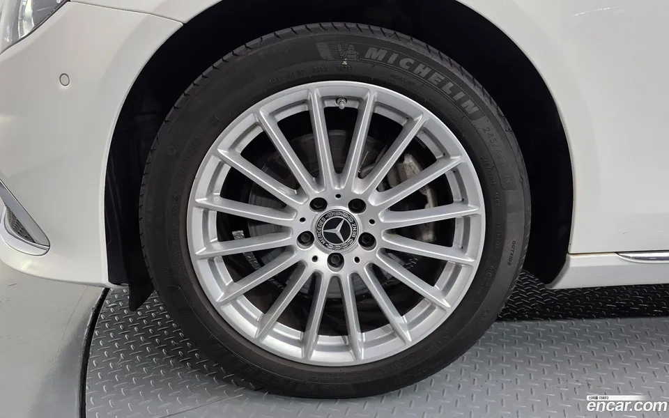 Mercedes-Benz E-Class E250 2023 — thumbnail 2