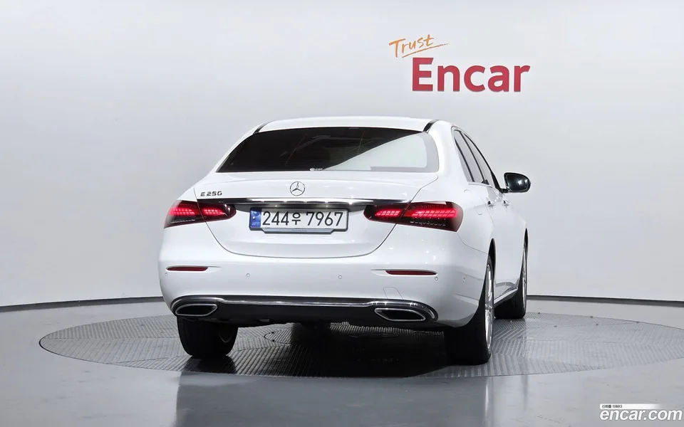 Mercedes-Benz E-Class E250 2023 — thumbnail 4